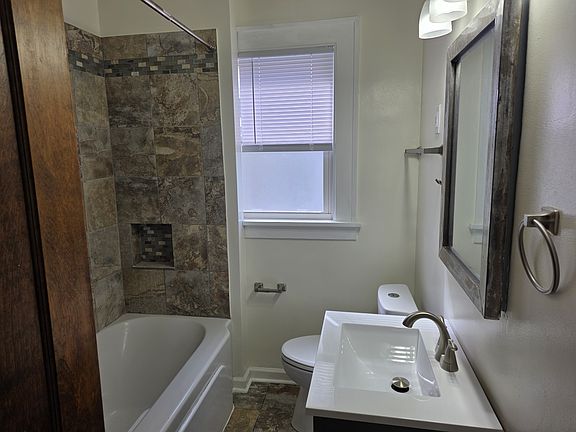 5th image of 801 W Eleanor Pl