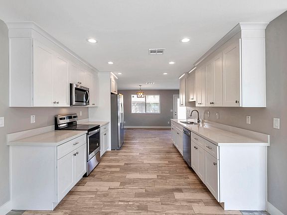 3rd image of 2640 E Larkspur Dr