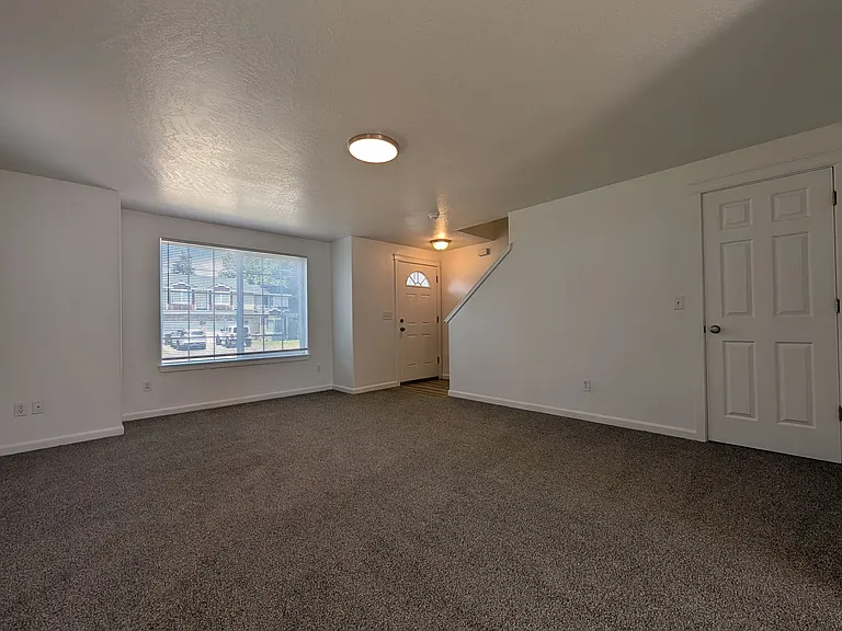 484 Helen St — Photo 4
