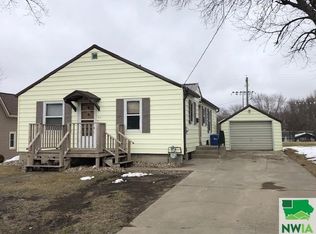 517 2nd St, Hull, IA 51239