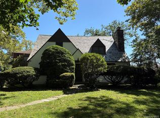 5334 Browvale Ln, Little Neck, NY 11362
