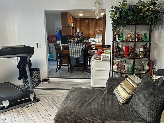 5th image of 381 Hacienda Ave