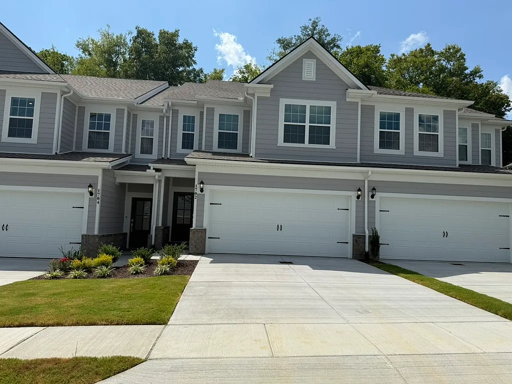 3 bed, 2.5 bath, 1673 sqft, $1,995 — Photo 2