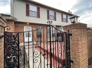 38821 Country Cir, Farmington, MI 48331