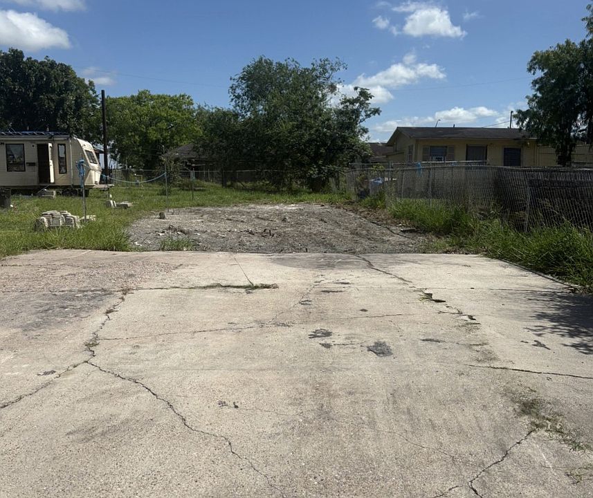 2nd image of 839 MOLINA ST LOT 13
