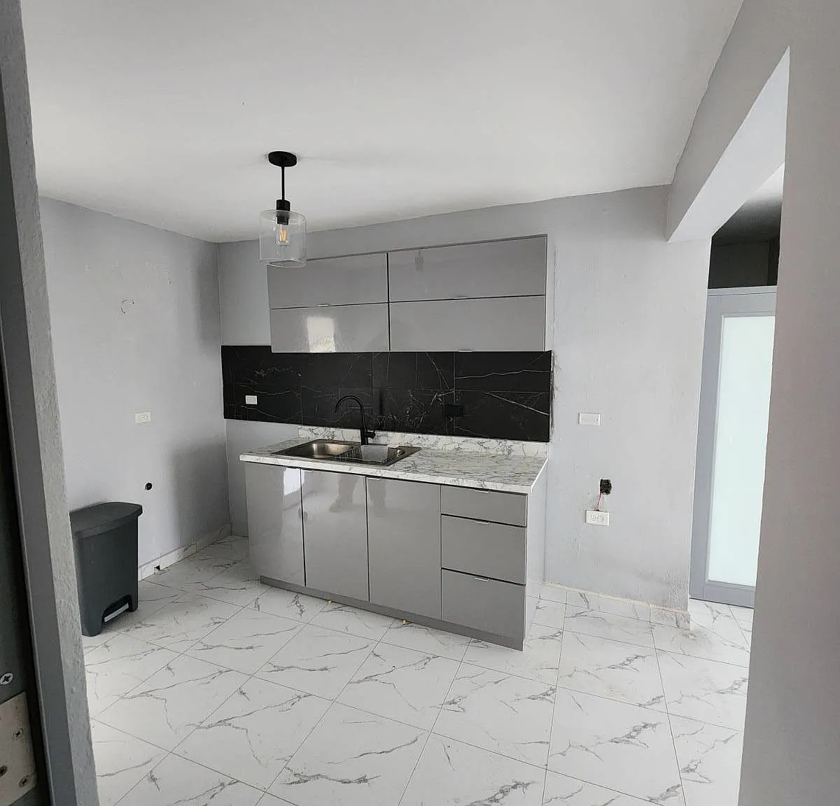 3 bed, 1.0 bath, $1,500 — Photo 2