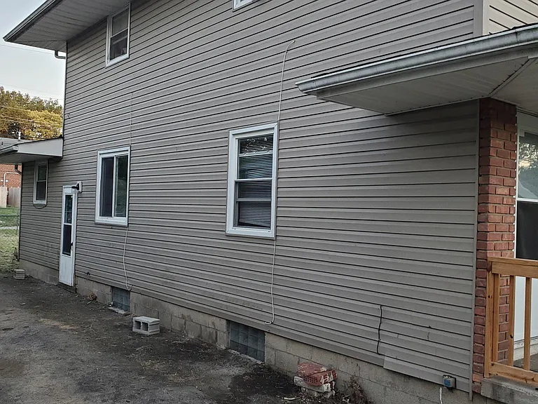 398 S Napoleon Ave — Photo 2