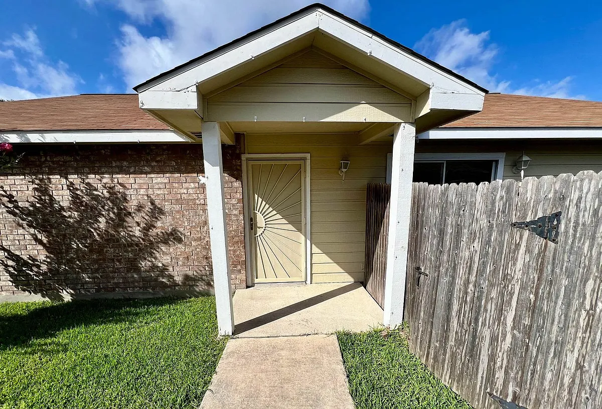 Building Photo - 5603 Lakebend West Dr #B