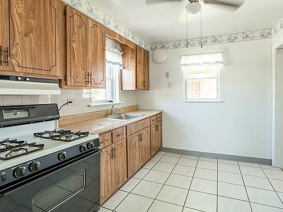 3rd image of 2705 Calwagner St