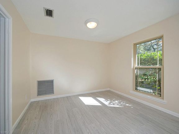 5th image of 1916 Jarboe Ln