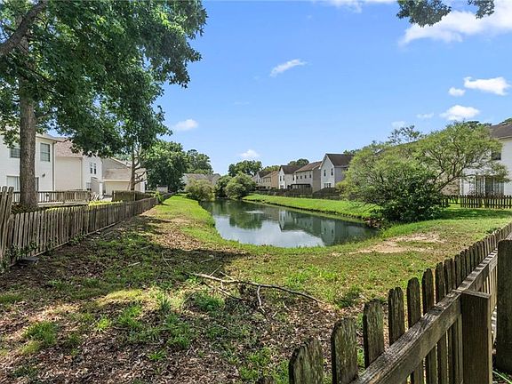 3rd image of 332 Town Pointe Way