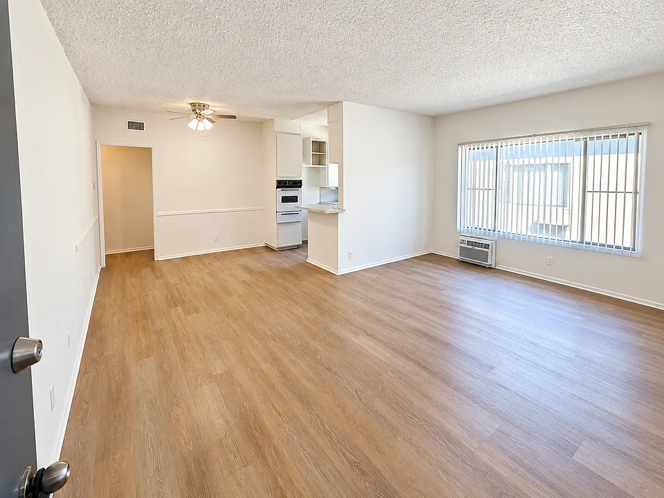 14341 Chandler Blvd