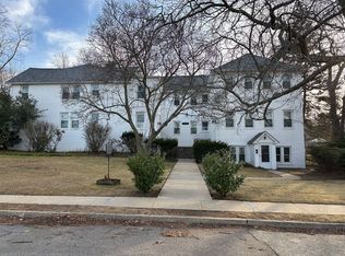 69 Orchard St #3B, Oyster Bay, NY 11771