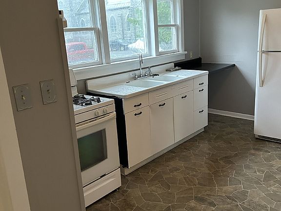 2nd image of 8-10 Clark St #8