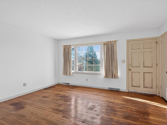 3rd image of 480 Plainview Rd