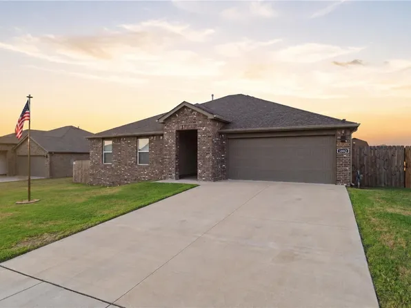 1002 Emerald St, Prairie Grove, AR 72753
