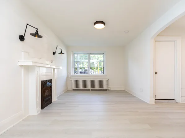 15 Hubbard Blvd Suite 4, Toronto, ON M4E 1A2