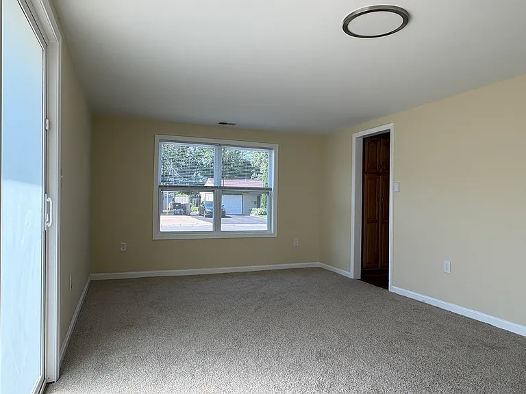 Large Family Room w/ New Carpet