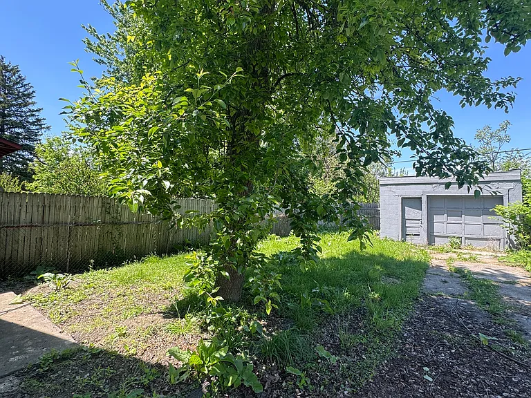 703 Ashwood Ave — Photo 3