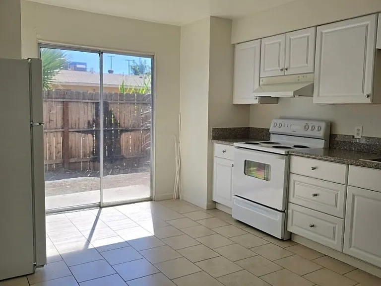 4431 E Hedges Ave #C — Photo 4