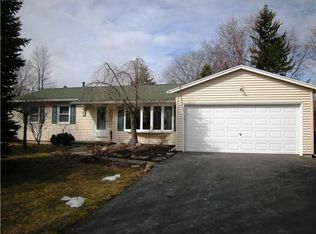 8 Crystal Ct, Rochester, NY 14606