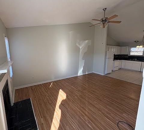 3rd image of 1907 White Hollow Dr