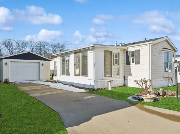 106 Rimrock Dr, West Des Moines, IA 50265