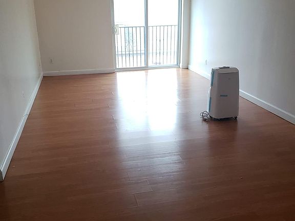 5th image of 393 Laurel Ave APT 403