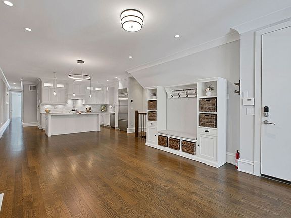 5th image of 837 W Buckingham Pl APT 1