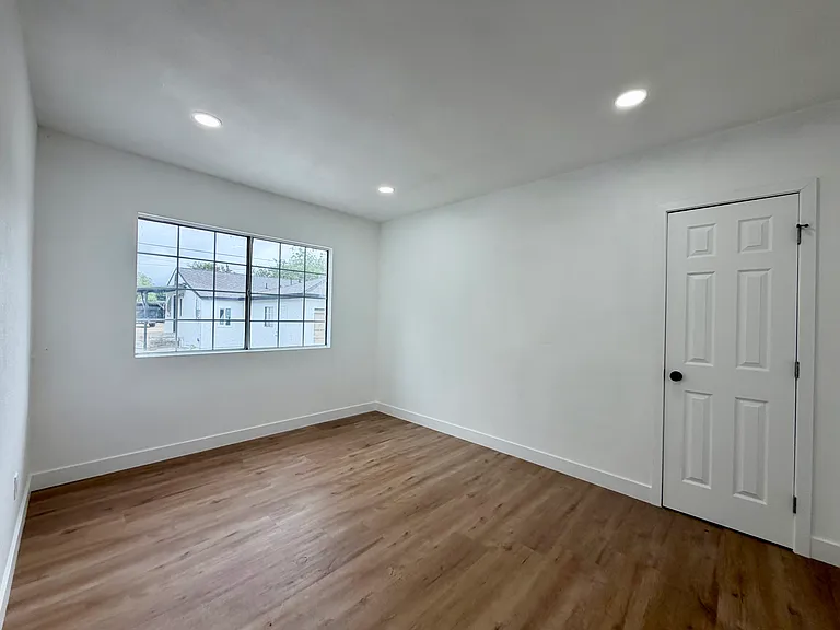 1356 W Trenton St — Photo 8