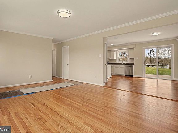 4th image of 305 Green Hill Rd