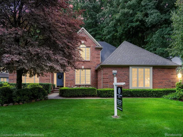 2120 Oakwood Dr, Troy, MI 48085