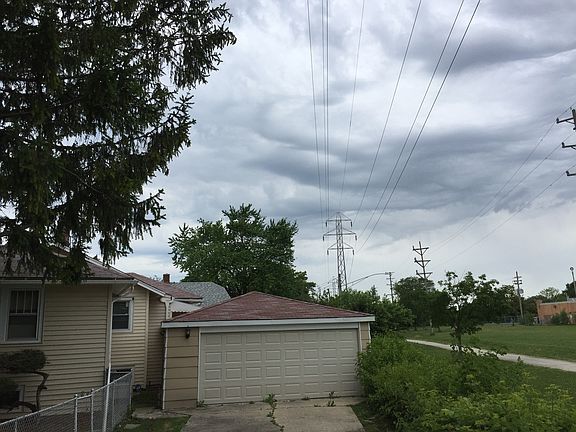 3rd image of 905 W Adams St