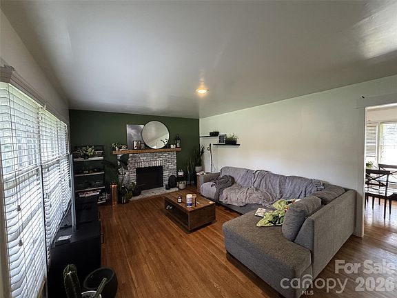3rd image of 948 Heather Ln