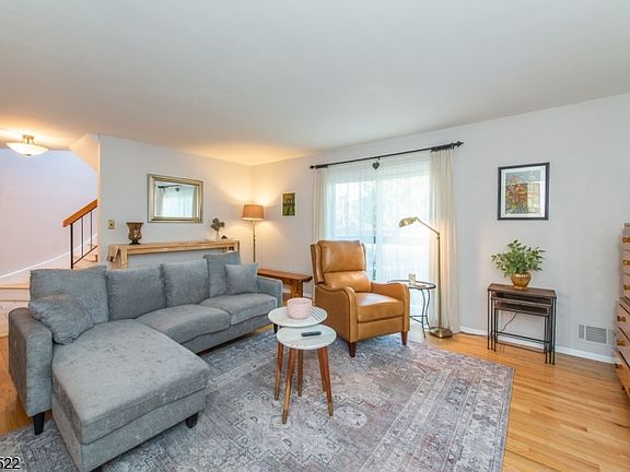 3rd image of 56 Kensington Ct