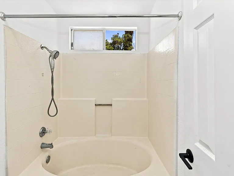 421 Yellowstone Cir — Photo 23