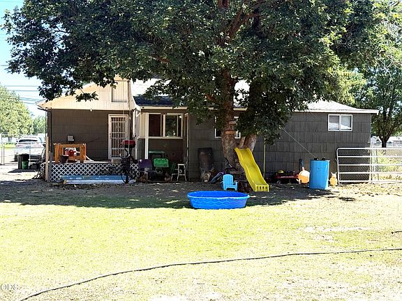 3rd image of 3206 Summers Ln