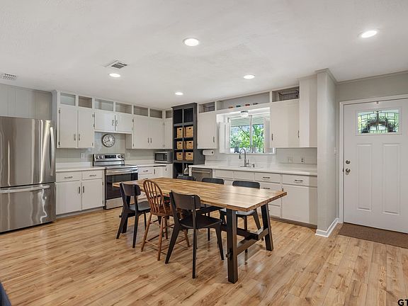 3rd image of 709 Donnaberry Ct