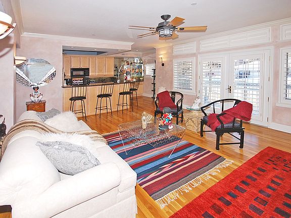 5th image of 300 N Hudson St Unit 103