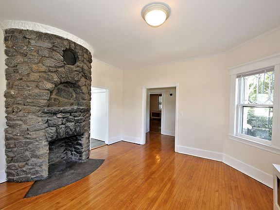 4th image of 215 Travers Ave