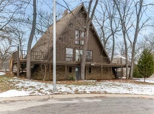 1122 Queens Pl, Kansas City, MO 64131