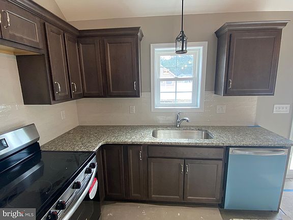 4th image of 313 E 5th St