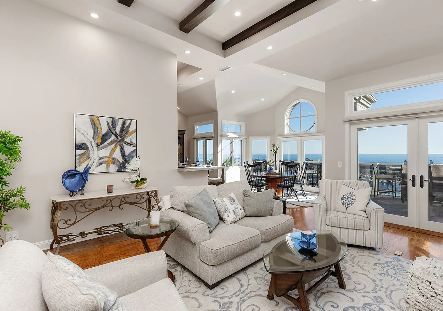 Luxury Executive Coastal Residence — Photo 4
