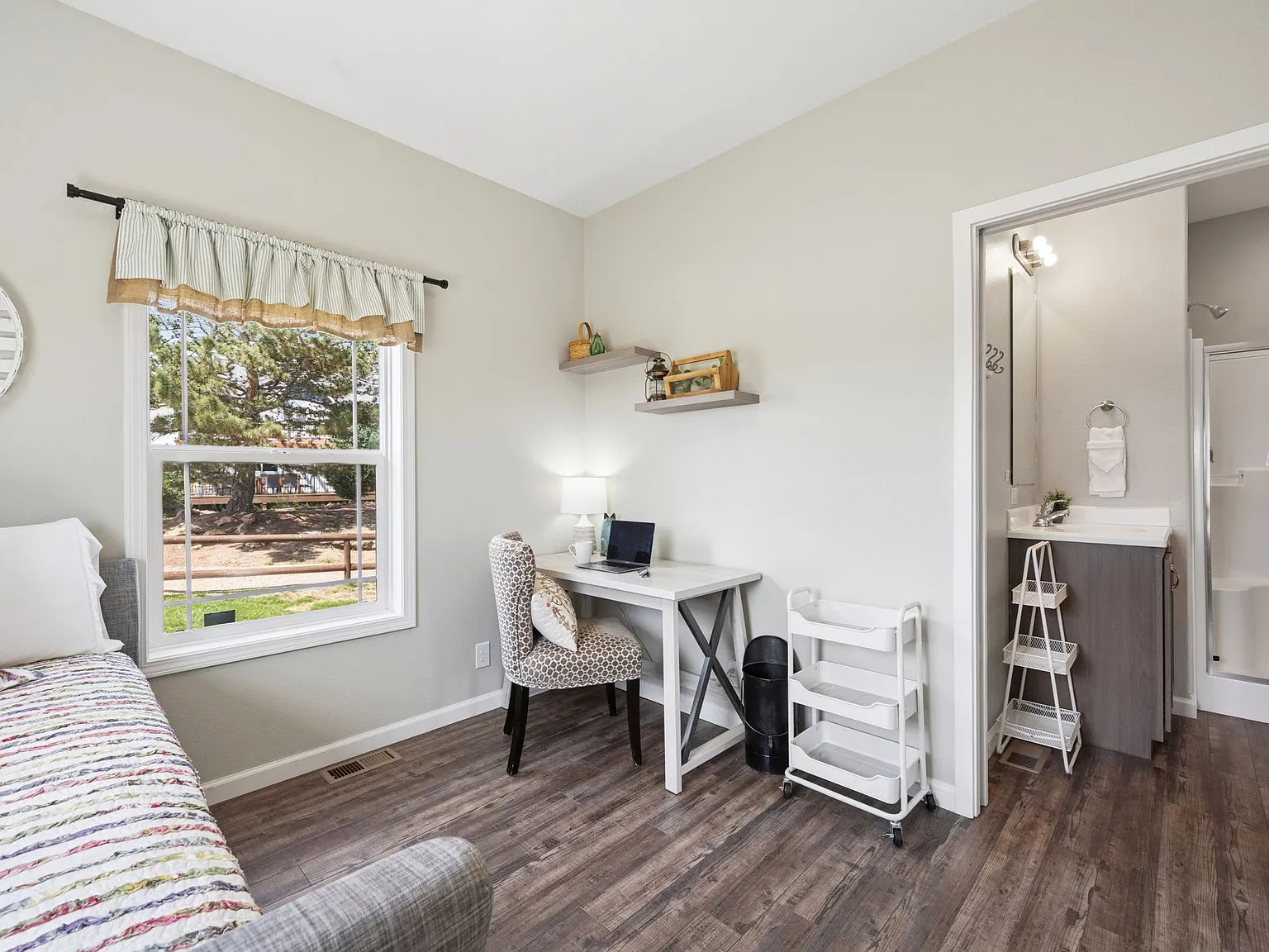 2 bed, 1000 sqft, $3,420 — Photo 3