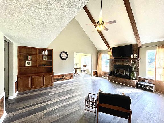 4th image of 1701 Canterbury Dr