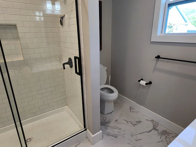 Primary bedroom's ensuite bathroom