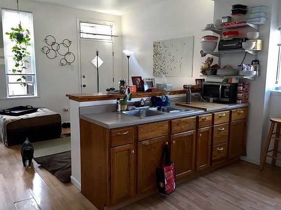 2nd image of 837 N Maplewood Ave APT 2R