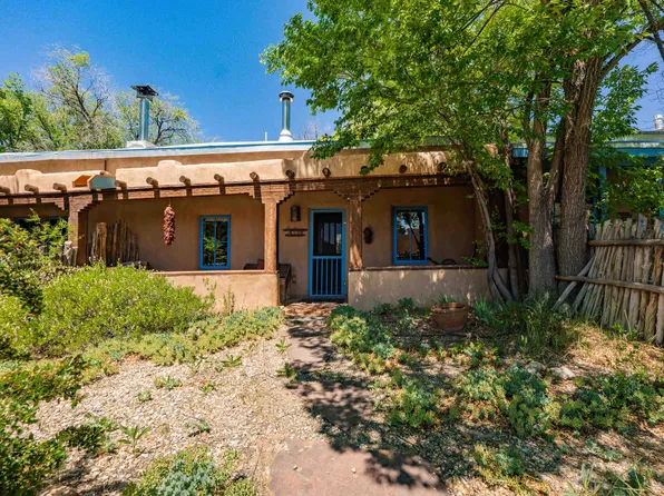 124 La Loma Plz, Taos, NM 87571