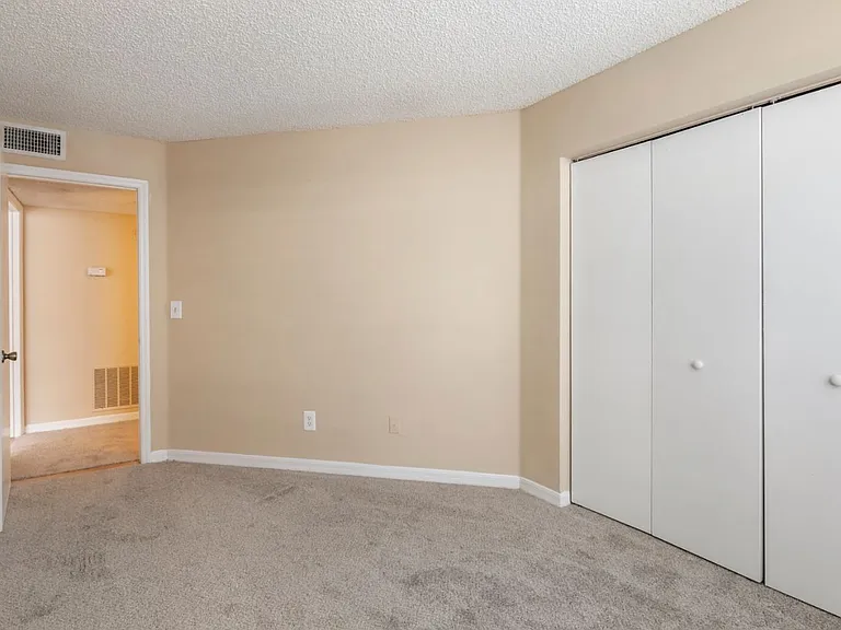 Courtney Manor Apartments — Photo 18