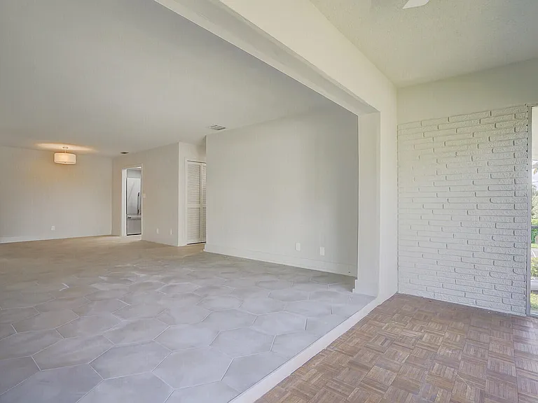 315 Venetian Dr #8 — Photo 12